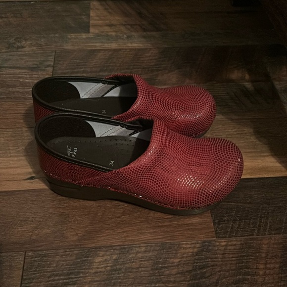Dansko red snakeskin print clogs size 34 - Picture 1 of 8